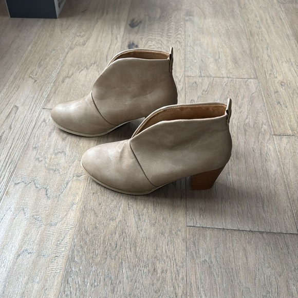 NWT Women’s Boot Size 6.5 - Picture 2 of 8